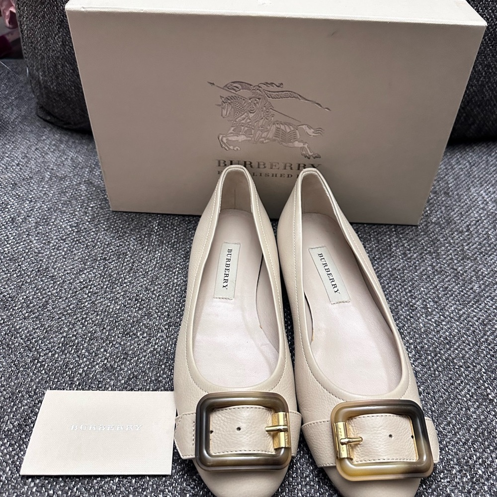 Burberry Beige Leather Loafers with Gold Buckle size38 /7.5